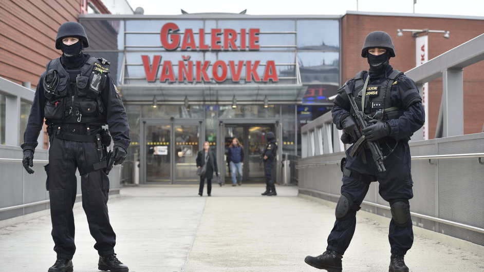 Policie uzavela i obchodn centrum Vakovka.