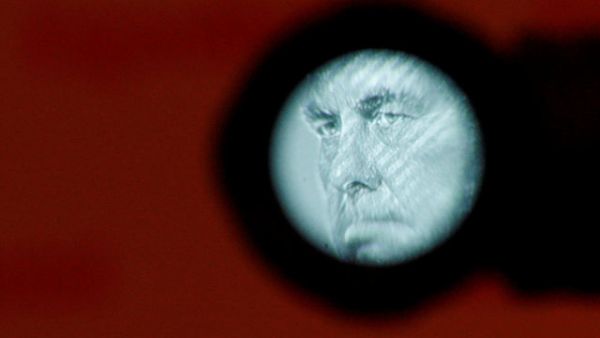 Rex Tillerson v objektivu kamery na tiskov&eacute; konferenci.