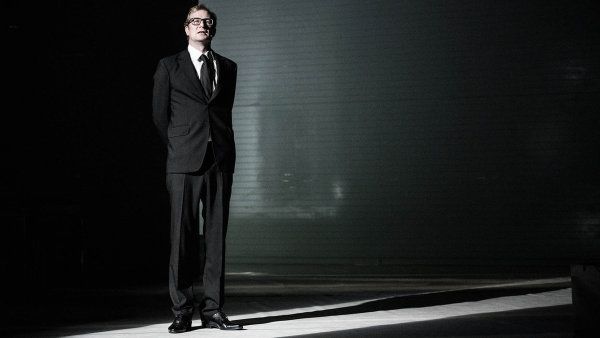 Co abych t�, drah&aacute;, ob�sil? Pechl&aacute;t ve Spalova�i mrtvol hraje fanaticky sna�iv&eacute;ho kari&eacute;ristu