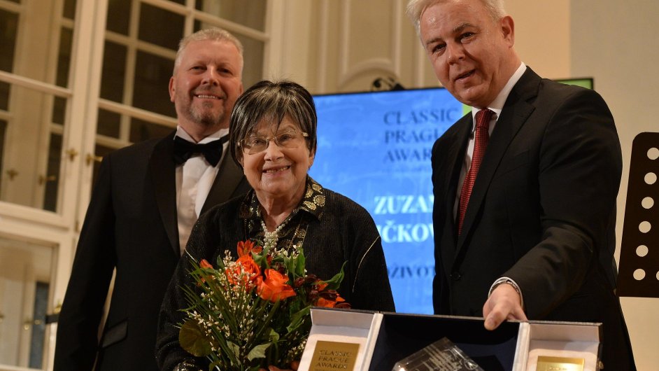 Na snímku ze sobotního předávání cen Classic Prague Awards je cembalistka Zuzana Růžičková (uprostřed).