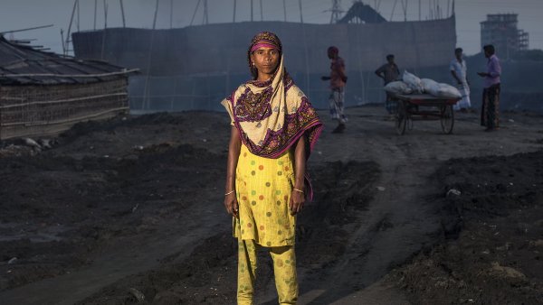 Stejně jako mnoho mužů i ženy, jako je Lokkhi (32), vozí cihly. Pochází ze severovýchodní provincie Habiganj. "Chtěla bych ještě jednou vidět doma svou starou matku." Stejně jako mnoho mužů i ženy, jako je Lokkhi (32), vozí cihly. Pochází ze severovýchodní provincie Habiganj. "Chtěla bych ještě jednou vidět doma svou starou matku."