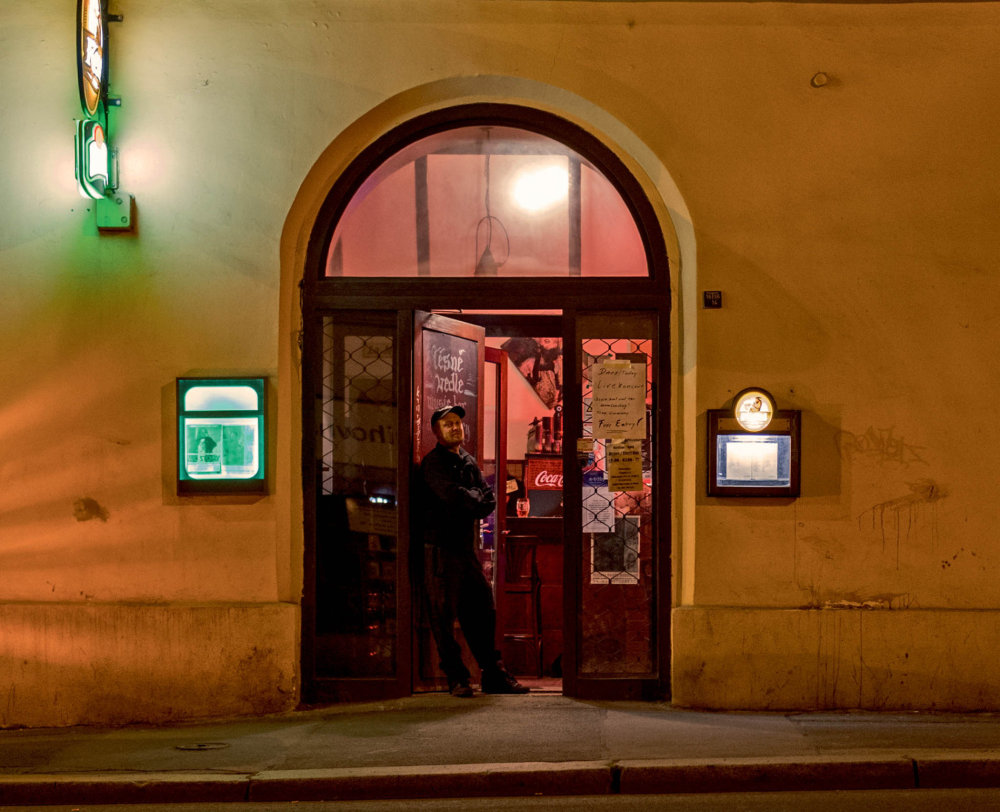 Oleg Petrov z Ukrajiny a jeho bar s galerií Těsně vedle
