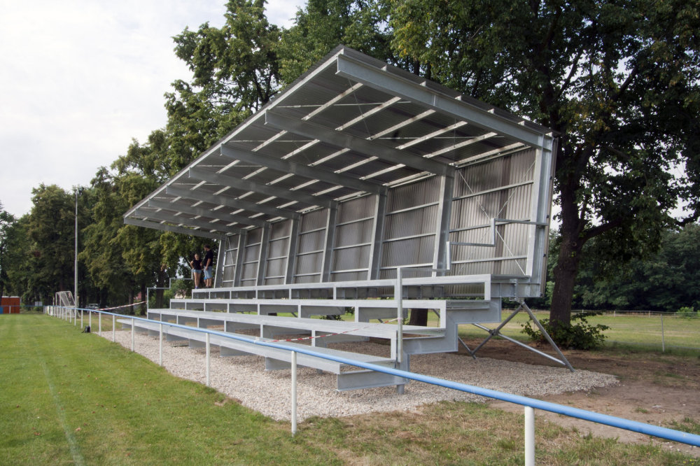 Tribuna fotbalového hřiště TJ Sokol Záryby / caraa.cz (2016)