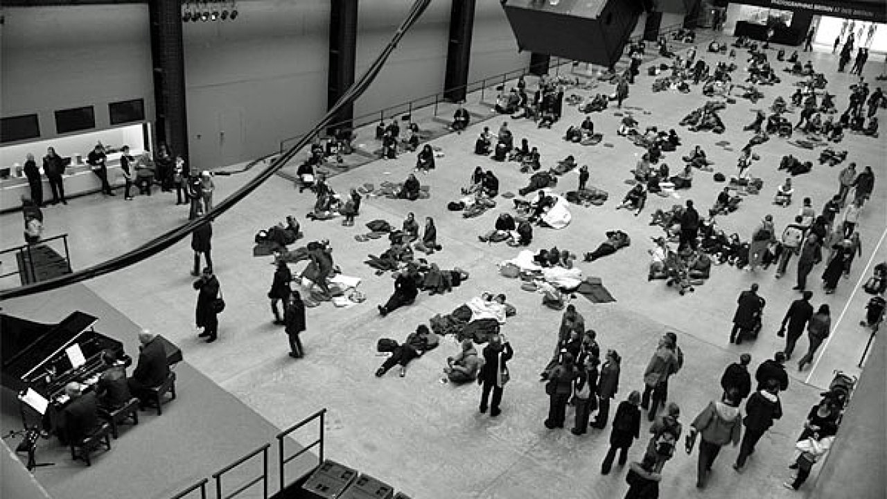 Snmek pochz z maratonu Satieho Vexations v britsk galerii Tate Modern, kde skladba roku 2007 doprovzela film Andyho Warhola Sleep.