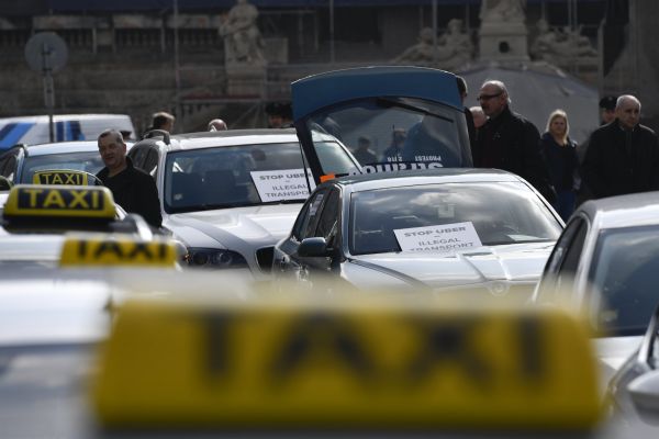 Pra�&scaron;t&iacute; taxik&aacute;�i se dnes v poledne sjeli na V&aacute;clavsk&eacute; n&aacute;m�st&iacute; protestovat proti slu�b&aacute;m typu Uber a Taxify.