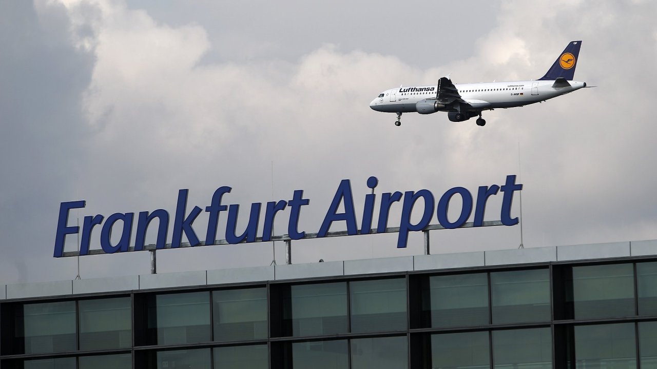 Letadlo Lufthansy dosed na letit v nmeckm Frankfurtu nad Mohanem.