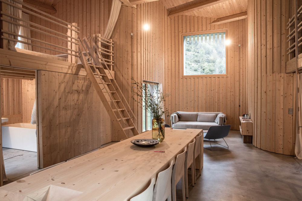 Přesvědčit místní, že jde o unikátní stavbu, prý nebylo jednoduché. I proto nechává architekt dveře domu otevřené pro všechny, kdo přicházejí se zvědavostí a zájmem.