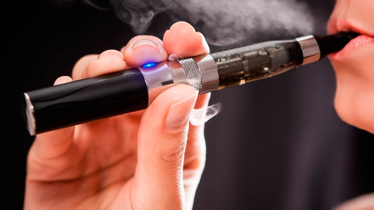 Daò na elektronické cigarety by stát mohl uvalit už první den nového kalendáøního mìsíce po vyhlášení zákona.