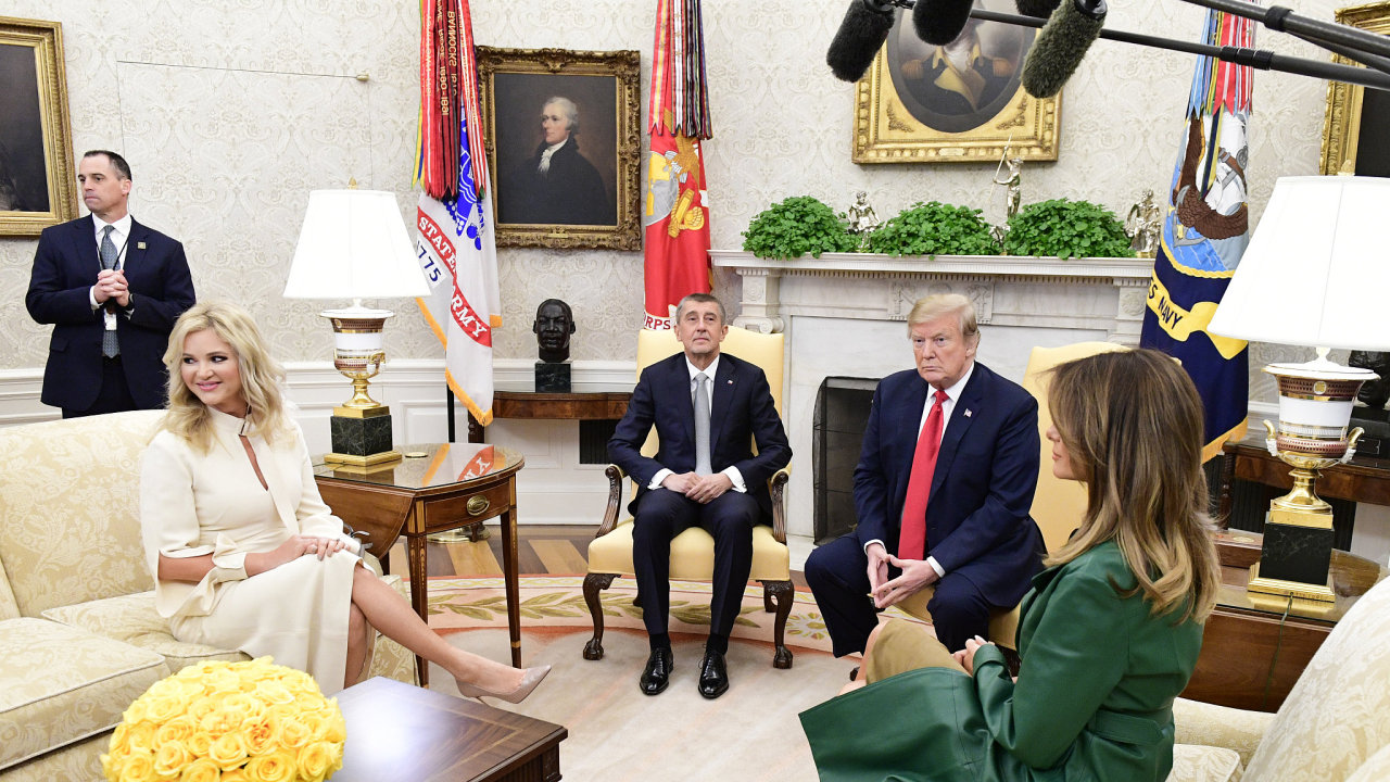 Americk prezident Donald Trump s manelkou Melani vtaj eskho premira Andreje Babie s chot Monikou v Blm dom.