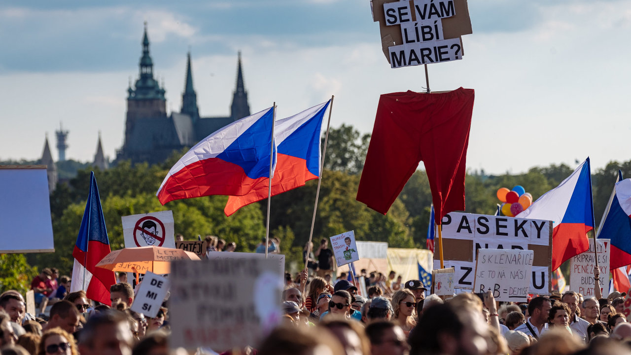 Letn, demonstrace, vlajky, Praha