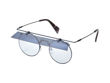 Yohji Yamamoto, designér s japonskými kořeny, šíří své revoluční futuristické vize do světa již od roku 1972. Jeho designy jsou avantgardní, zároveň vždy maximálně nadčasové.