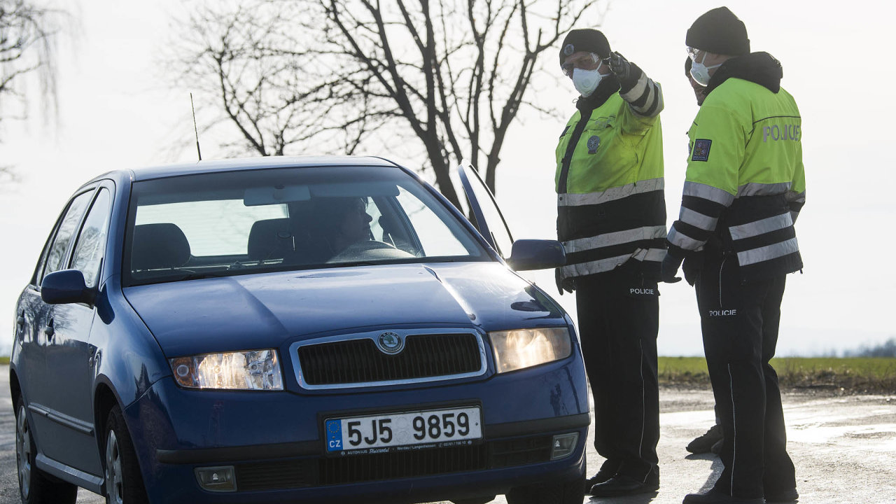 Dál už se nesmí: Policista hlídá vstup do obce Kynice na Havlíèkobrodsku, na kterou byla vyhlášena karanténa.