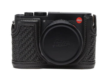 … umět zpomalit, třeba tím, že se na svět budete pravidelně dívat skrz objektiv při terapeutických procházkách. Ermenegildo Zegna a Leica společně vytvořili pouzdro v provedení pelletessuta na slavný fotoaparát inspirované světem vintage fotografie.