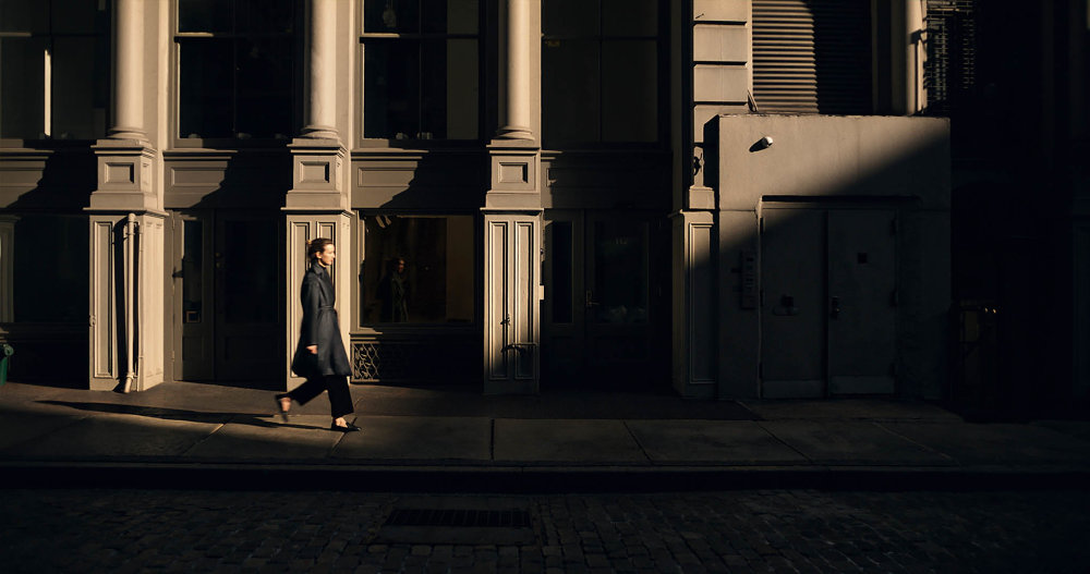 Max Mara je synonymem pro kabát z velbloudí srsti, ikonický kousek, který touží mít ve své garderobě každý milovník nadčasové elegance. Srst velblouda patří k nejdražším textilním surovinám na světě, mimo jiné i proto, že se chomáče tohoto přírodního vlákna sbírají jen tehdy, když zvířata po zimě ztrácejí teplou vrstvu.