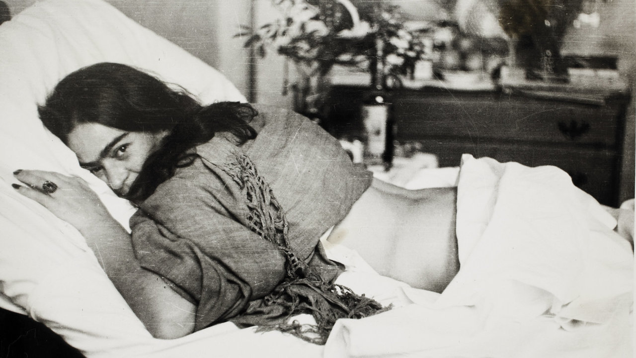 Frida Kahlo roku 1946. Malíøka prožila život plný bolesti. V dìtství prodìlala obrnu, posléze se zranila pøi havárii, podrobila se operacím páteøe. A na jejího milence Trockého byl spáchán atentát.