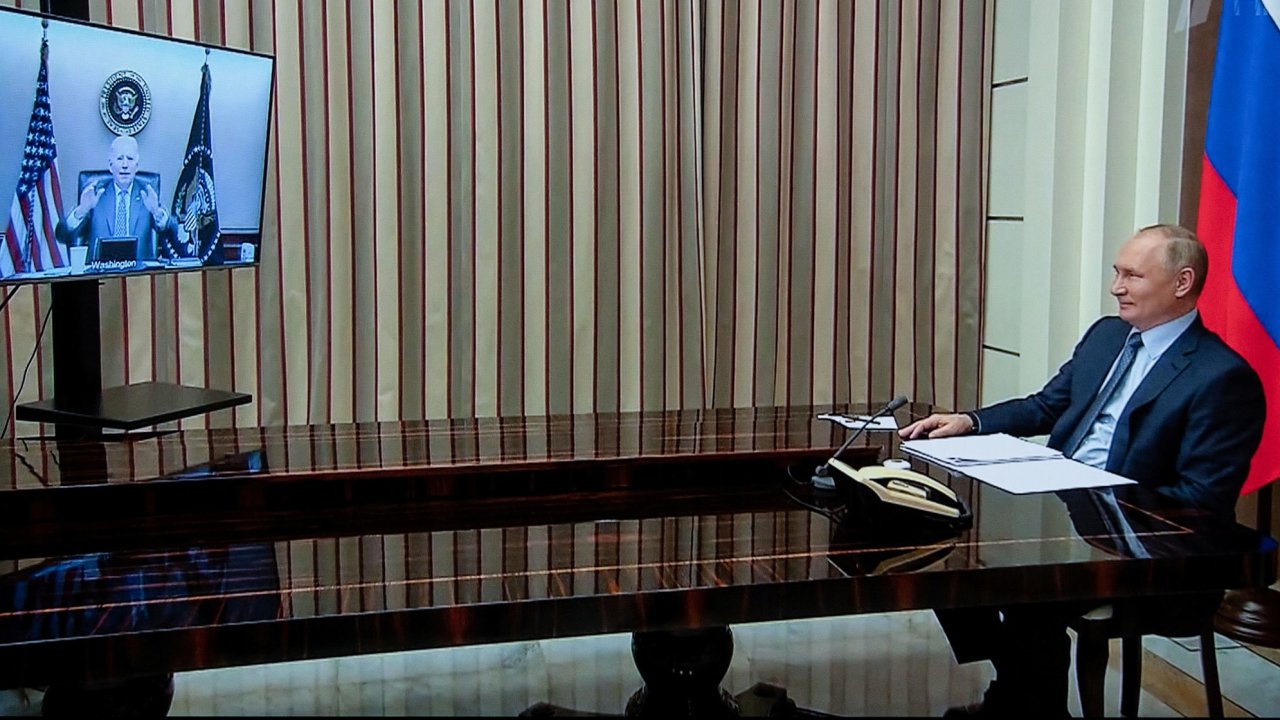 Vladimir Putin na počátku videoschůzky s Joe Bidenem.