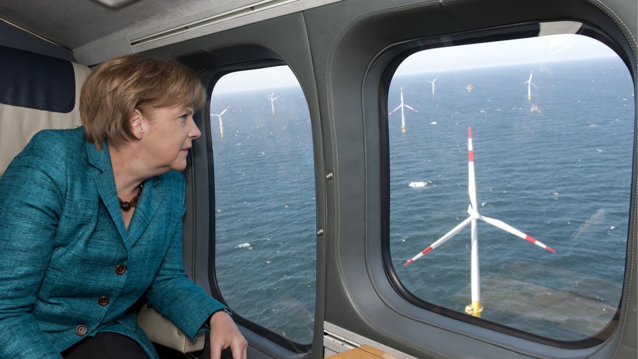 Německá kancléřka Merkelová si prohlíží výstavbu větrných parků v Baltském moři.
