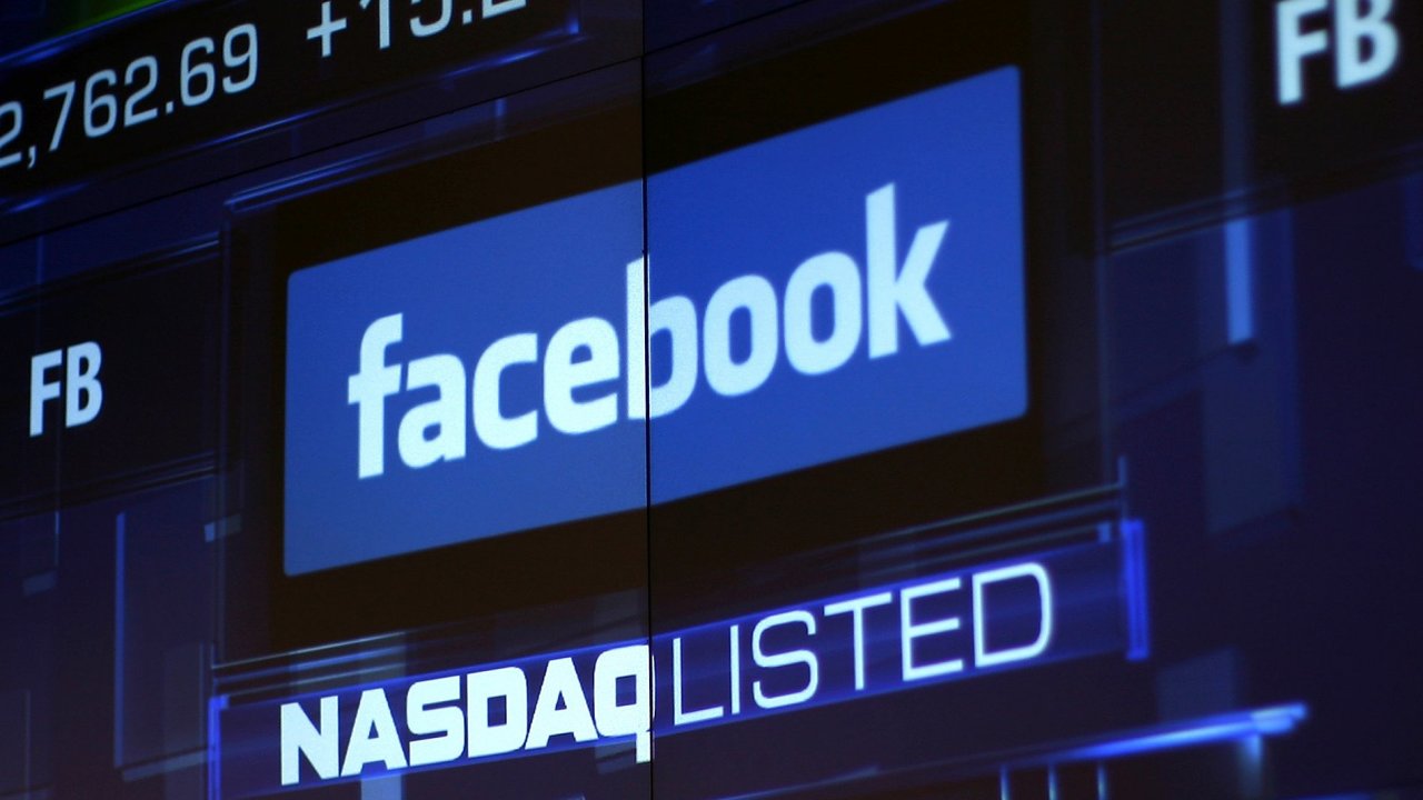 Monitory burzy v New Yorku ukazuj logo firmy Facebooku
