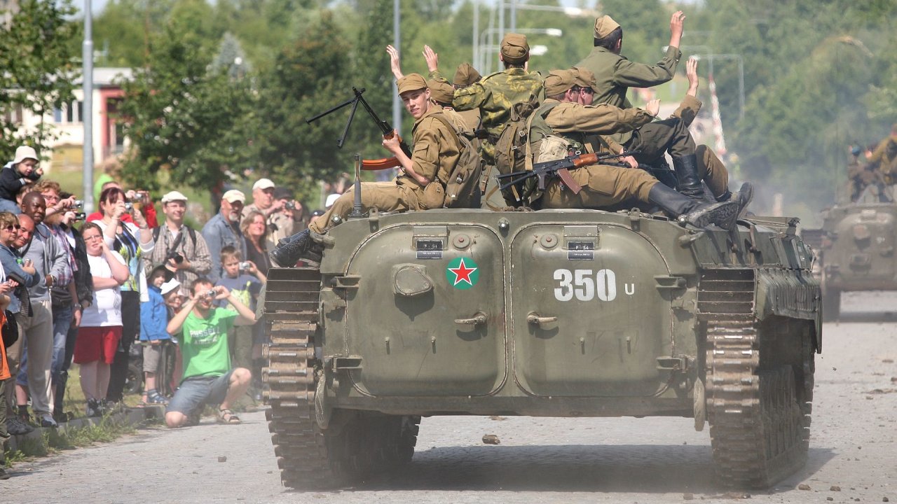 Sovtsk tanky pi oslavch v Milovicch