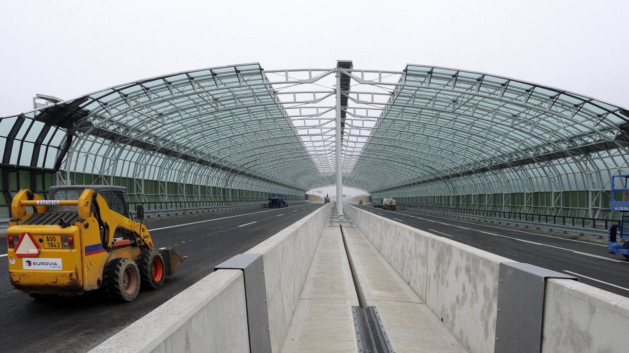 Problmov most novho seku D8 u Lovosic.