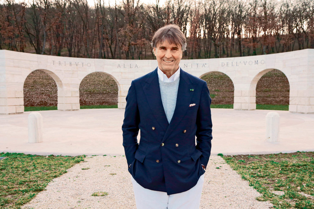 Brunello Cucinelli před monumentem, který nechal postavit kousek od Solomea, oslavujícím lidskou důstojnost.