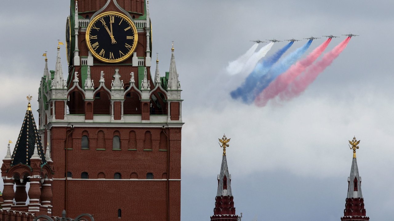 Stíhačky nad Kremlem vypouštějí kouř v barvách ruské vlajky. Jde o přípravy na přehlídku 9. května.