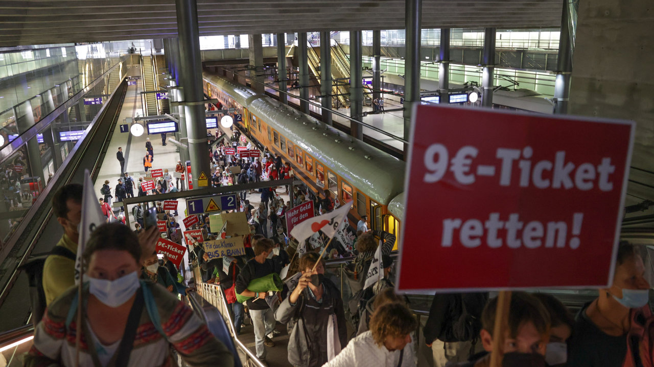 Mìsíèní letní jízdenka na mìstskou a vlakovou dopravu za devìt eur se Nìmcùm zalíbila. V pondìlí v Berlínì poøádala organizace Greenpeace demonstraci za její zachování.