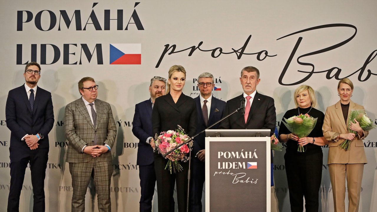 Volební štáb Andreje Babiše bìhem vyhlášení výsledkù druhého kola prezidentských voleb.