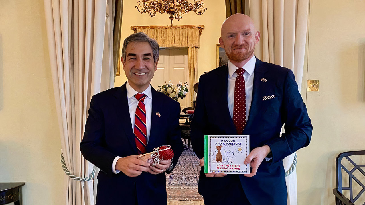 Americk velvyslanec Bijan Sabet a britsk velvyslanec Matt Field, kter od svho kolegy dostal knku Povdn o pejskovi a koice od Josefa apka.