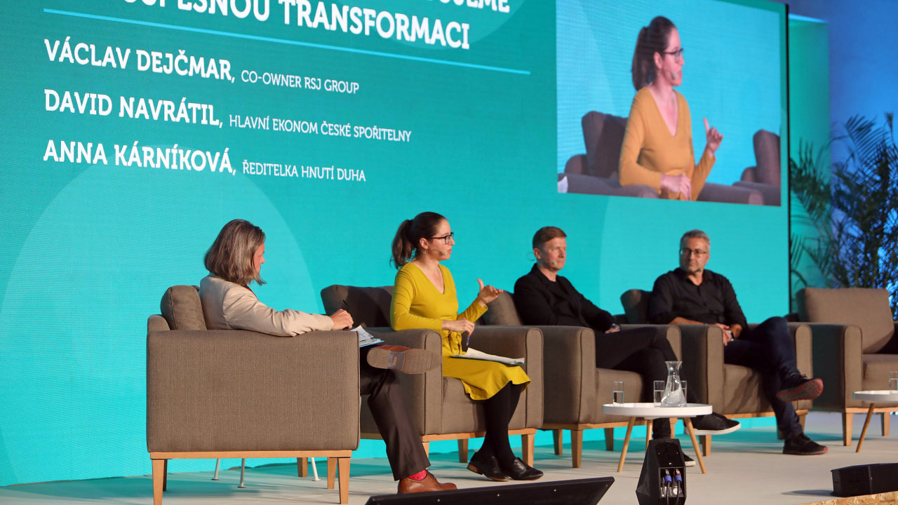 Debata o nerstu na konferenci Green Deal Summit 2023: (zleva) Petr Lebeda (Glopolis), Anna Krnkov, Vclav Dejmar (RSJ) a David Navrtil (esk spoitelna).