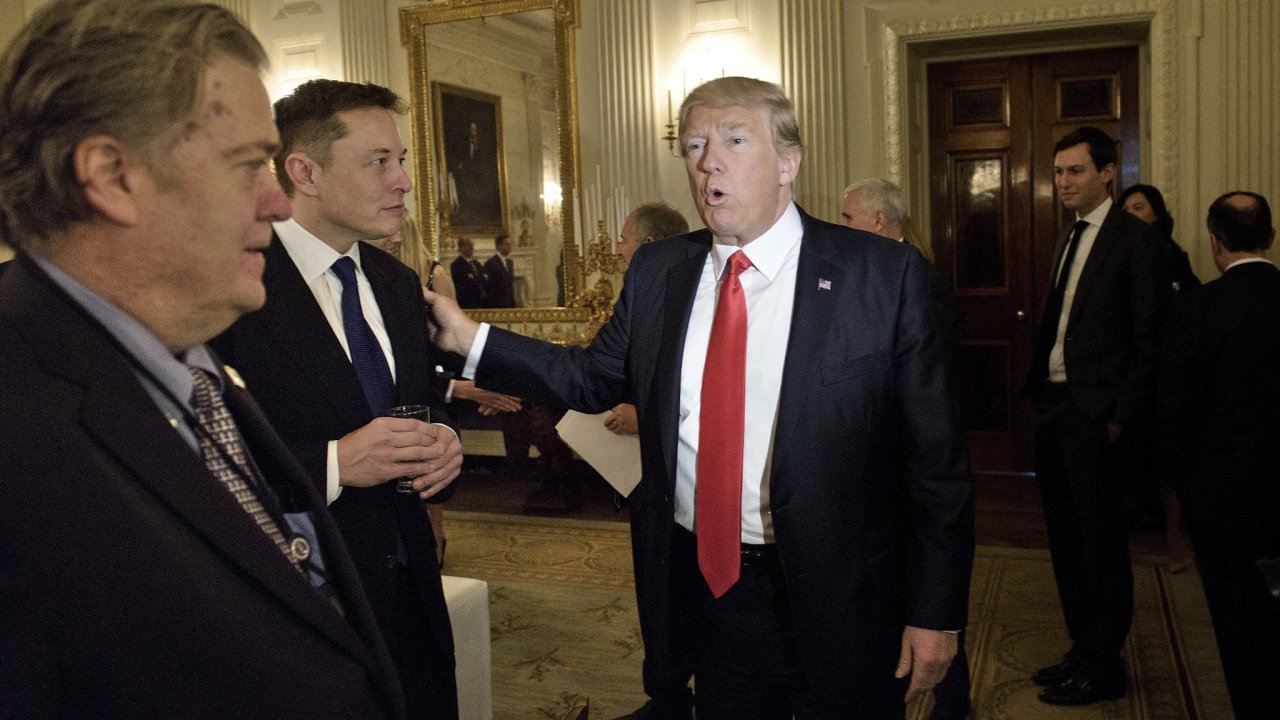 americk prezident Donald Trump zdrav s Elonem Muskem, generlnm editelem spolenost SpaceX a Tesla, ped politickm a strategickm frem s vedoucmi pracovnky v jdeln Blho domu
