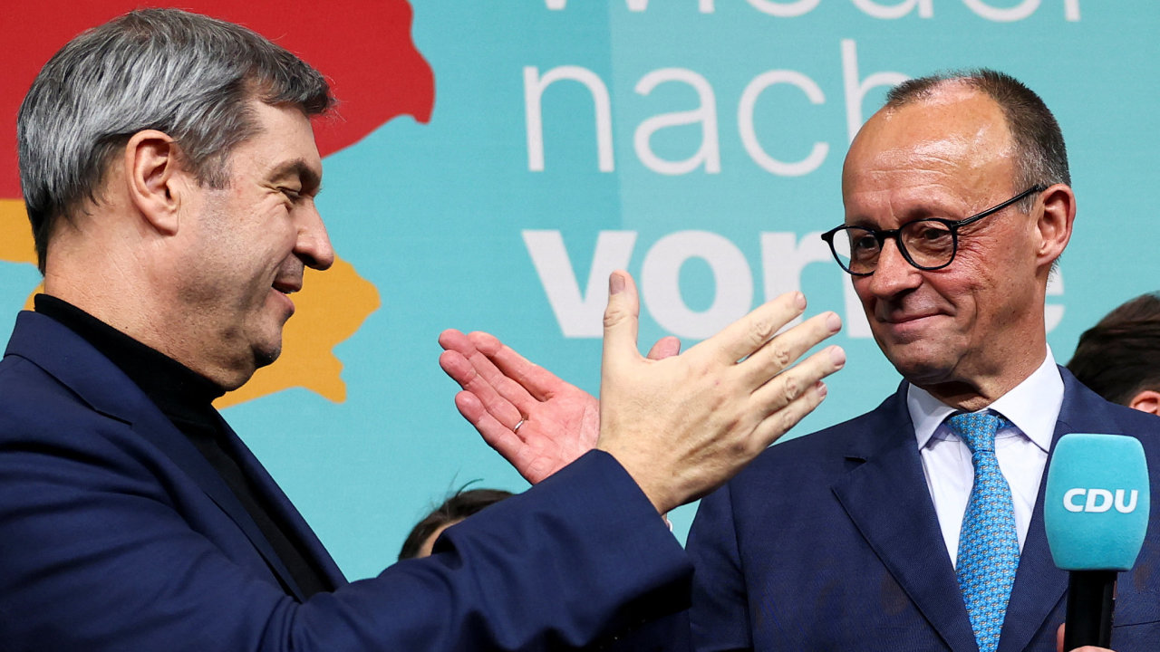 Vtzstv. Pravdpodobn pt kancl Friedrich Merz (CDU, vpravo) slav spch spolu s fem sestersk bavorsk CSU Markusem Sderem.