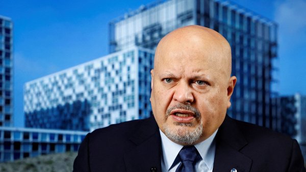 Šestapadesátiletý britský advokát Khan čelí obvinění ze sexuálního obtěžování...