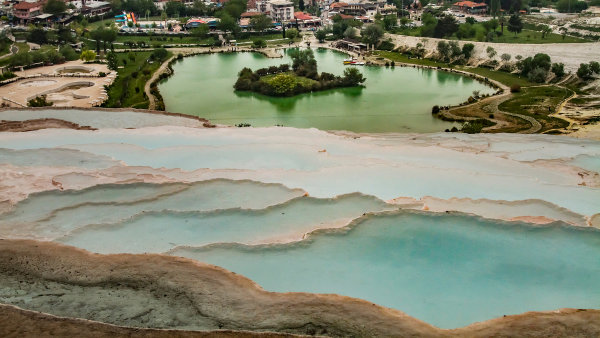 Pamukkale (česky bavlněný hrad) je jednou z největších turistických atrakcí v...