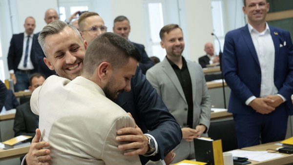 ��f AfD v Sasku-Anhaltsku Ulrich Siegmund (vlevo) gratuluje Tobiasovi...