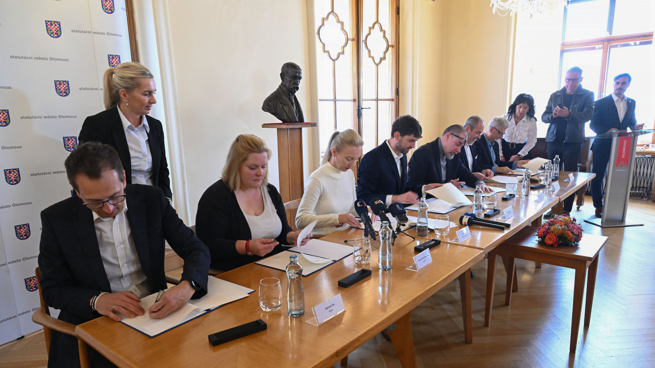 Z�stupci koalice hnut� STAN, ProOlomouc, KDU-�SL, spOLe�n� a Milujeme Olomouc...
