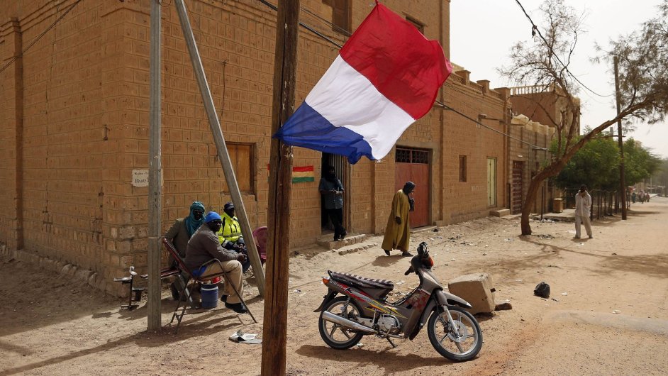 Francouzsk vlajka na ulici v Timbuktu
