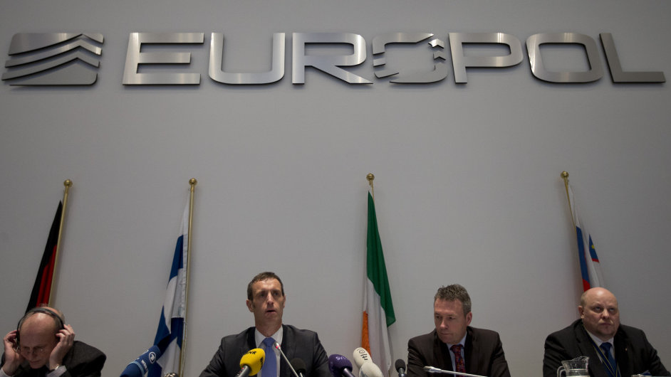 editel Europolu Rob Wainwright (druh zleva) oznamuje odhalen zmanipulovanch fotbalovch zpas