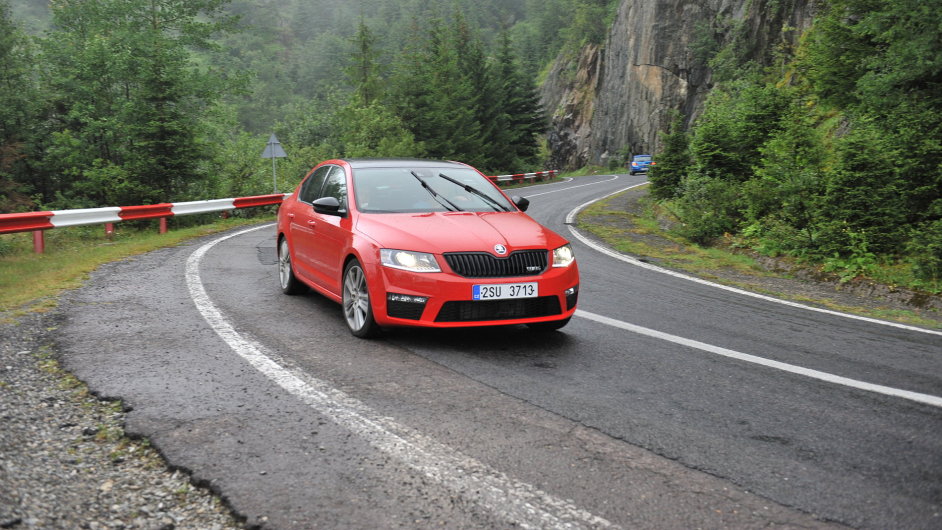 koda Octavia RS na rumunsk horsk silnici Transfagarasan.