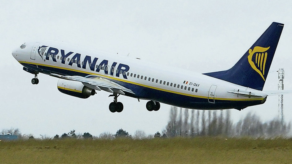 Od dubna ltaj stroje s logem Ryanair i z ranvej Letit Vclava Havla v Praze.