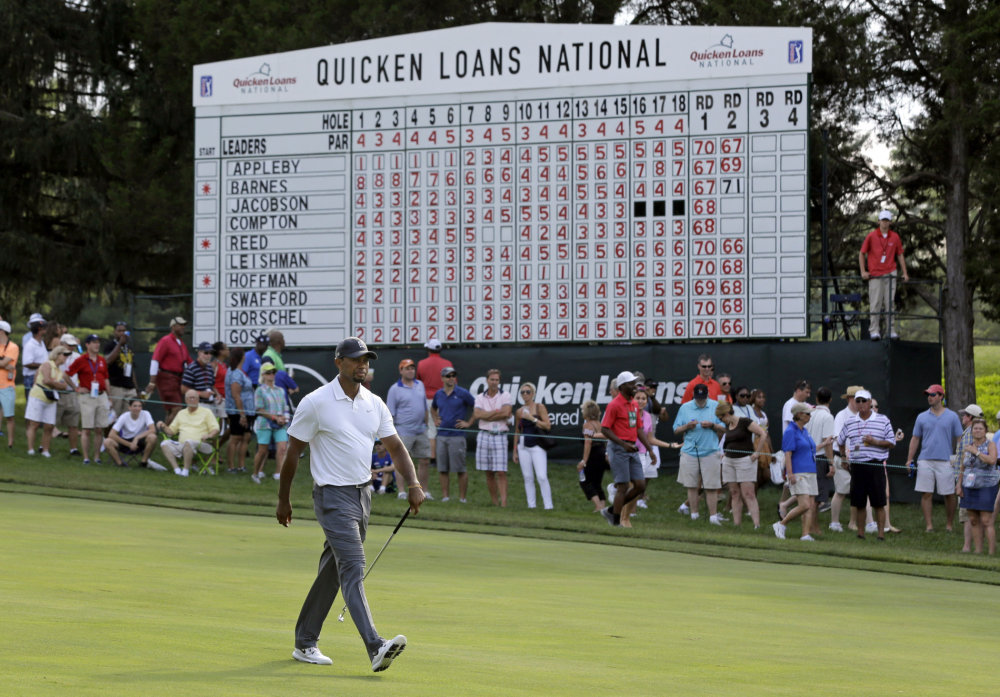 Tiger Wood při prvním návratu na golfové hřiště po operaci zad
