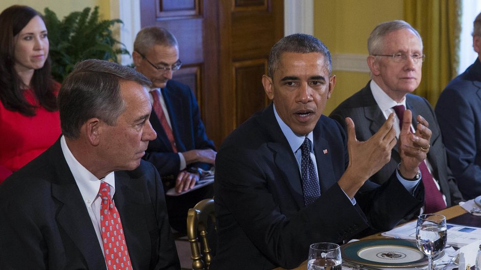 Americk prezident Barack Obama na povolebn veei s republikny Johnem Boehnerem, Harrym Reidem a Mitchem McConnelem.