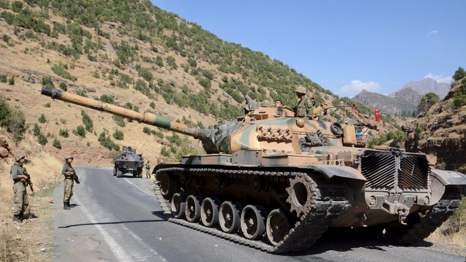 Tureck armda dvakrt toila na oddly syrskch Kurd na severu zem.