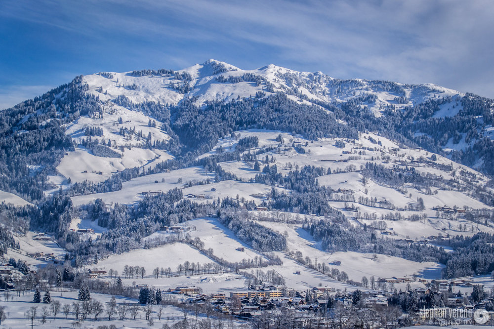 Kitzbühel Kitzbühel je jedno z nejznámějších sportovních středisek v Rakousku. Na svazích Hahnenkamm se každoročně jezdí závody Světového poháru v alpském lyžování. V roce 2015 Kitzbühel nahradil Val Thorens a získal ocenění