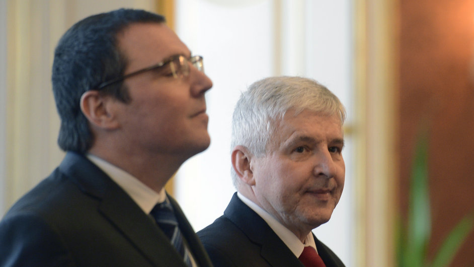 Bval guvernr NB Miroslav Singer (vlevo) a souasn guvernr Ji Rusnok.