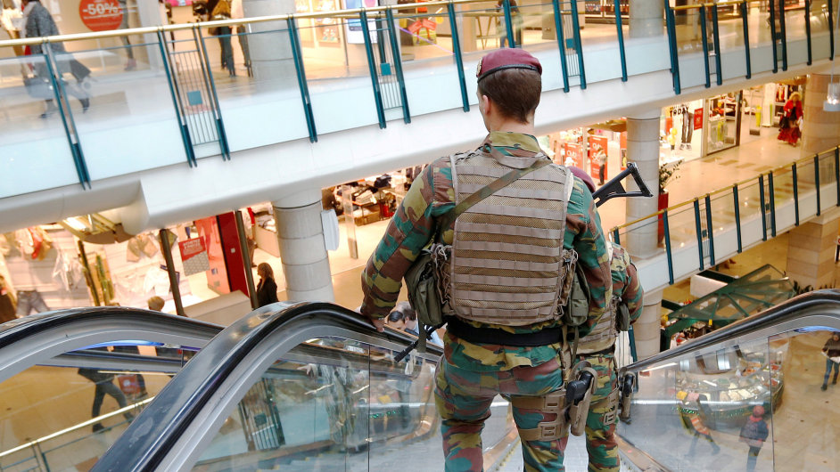 Belgick vojk v obchodnm centru v Bruselu
