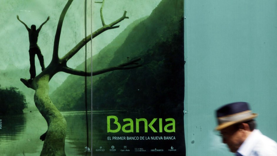 Plakát španìlské spoøitelny Bankia v Madridu.