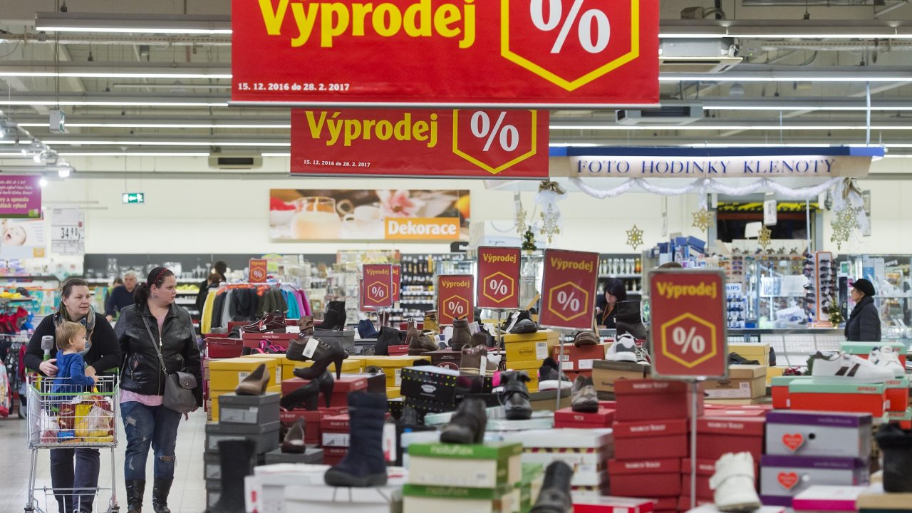 V kamennch obchodech zaaly povnon vprodeje. Snmek byl pozen 27. prosince v hypermarketu Globus na ernm Most v Praze.