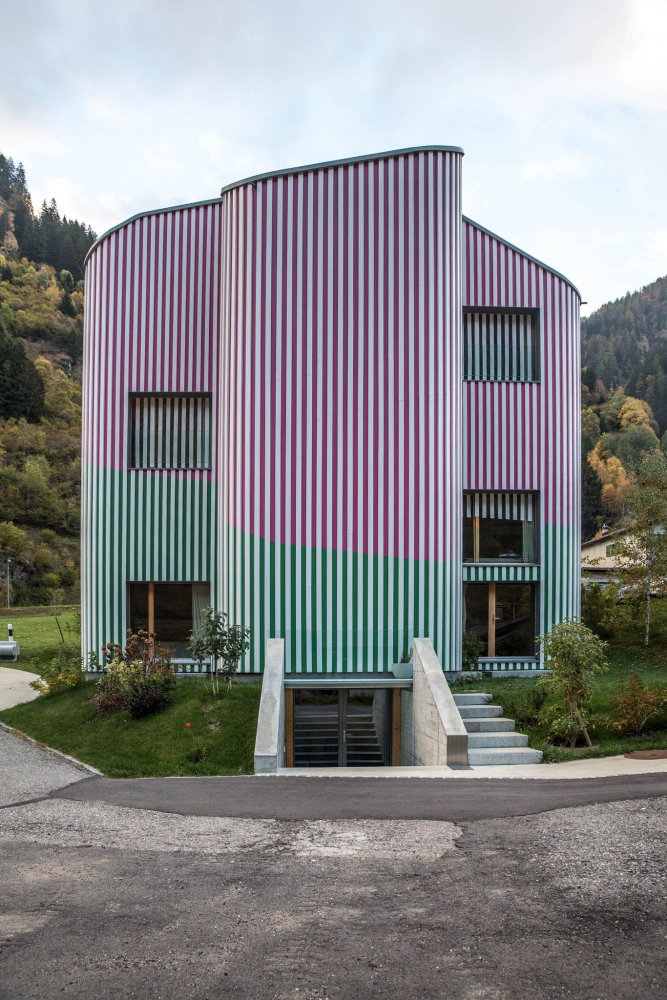 Přesvědčit místní, že jde o unikátní stavbu, prý nebylo jednoduché. I proto nechává architekt dveře domu otevřené pro všechny, kdo přicházejí se zvědavostí a zájmem.