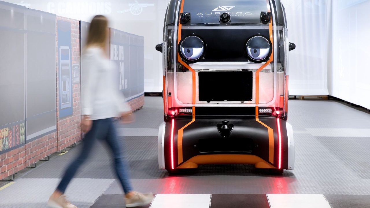 Robotický taxík Jaguaru s virtuálníma oèima.